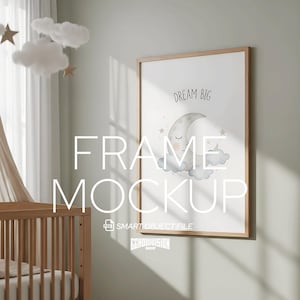 Puede incluir: Un marco de madera clara que contiene una ilustración de una luna, nubes y estrellas, con la inscripción « DREAM BIG ». La imagen está en un cuarto de niños con una cuna y nubes decorativas.