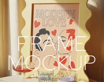 Può includere: Una cornice gialla dai bordi ondulati con una stampa "Modern Love" raffigurante due figure che si baciano e cuori rossi. La scena comprende un cocktail, due bicchieri e una fetta di limone su una superficie a righe.