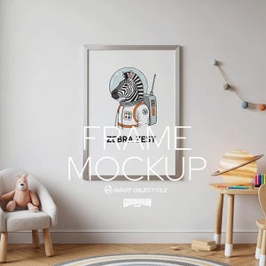 Puede incluir: Una impresión artística enmarcada con un cebra con un traje de astronauta, con el texto "ZEBRA TEST" y "FRAME MOCKUP". La obra de arte se muestra en un entorno de habitación con una silla, un juguete y una pequeña mesa con una lámpara en forma de planeta.