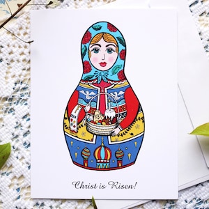 Una cartolina di Pasqua/Pasqua, fronte-retro. Matrioska ucraina, bambola nidificante, Cristo è risorto, cestino, uova, candela, agnello, giglio, greco-ortodosso