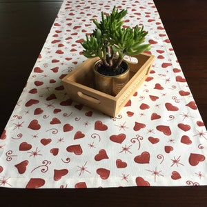 Camino de mesa de tela, techo medio hasta 4,2 m de largo, 40 cm de ancho Lona de algodón | Color: blanco rojo | Corazón y florece