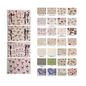 Op de afbeelding: Een set van 16 verschillende kerstplacemats met verschillende ontwerpen, waaronder kerstman, rendieren, sneeuwvlokken en kabouters. De placemats zijn gemaakt van beige stof met een subtiele textuur.