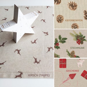 Könnte beinhalten: Vier verschiedene Stoffmuster mit einem Weihnachtsmotiv. Das erste Muster zeigt einen beigefarbenen Hintergrund mit braunen Rentier-Silhouetten und dem Text "Hirsch (Taupe)". Das zweite Muster hat einen beigefarbenen Hintergrund mit braunen Tannenzapfen und dem Text "Kiefernzapfen". Das dritte Muster hat einen beigefarbenen Hintergrund mit roten Beeren, grünen Stechpalmenblättern und dem Text "Stechpalme". Das vierte Muster hat einen beigefarbenen Hintergrund mit roten und weißen Geschenkboxen, roten Herzen und dem Text "Geschenke".