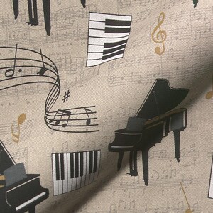 Peut inclure: Tissu beige avec un motif musical. Il présente des pianos à queue noirs, des touches de piano, des notes de musique, des clés de sol et d'autres symboles musicaux. Le motif comprend divers éléments musicaux.