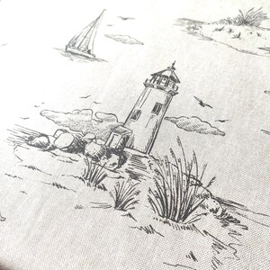 Può includere: Un'illustrazione in bianco e nero di un faro su una costa rocciosa con erba e una barca a vela sullo sfondo.