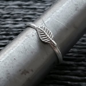 Vintage Sterling Silver Textured Leaf Band Ring, Minimalist Jewelry | Ring Size UK=N.5 USA=6.75