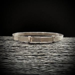 Vintage Sterling Silber erweiterbar Kinderarmband von Charles Horner, Embossed Pattern Bangle | Armreif Größe UK = 15,5 cm USA = 6,1 Zoll