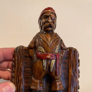 Fantastische Vintage Mid Century Houten Piraat Speelkaart of sigarettenhouder door Orna Wood