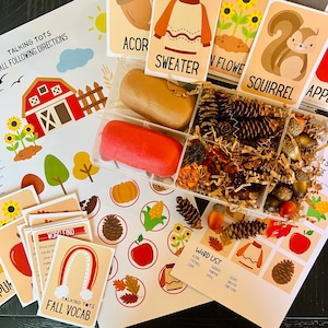 Puede incluir: Un conjunto de actividades educativas de otoño para niños pequeños, que incluyen plastilina, artículos para contenedores sensoriales, tarjetas de palabras y actividades de búsqueda de palabras. Las tarjetas muestran imágenes de bellotas, maíz, calabazas, manzanas, hojas, suéteres, piñas y ardillas. El texto en las tarjetas incluye "Talking Tots", "Fall Vocab", "Word Find" y "Word List".