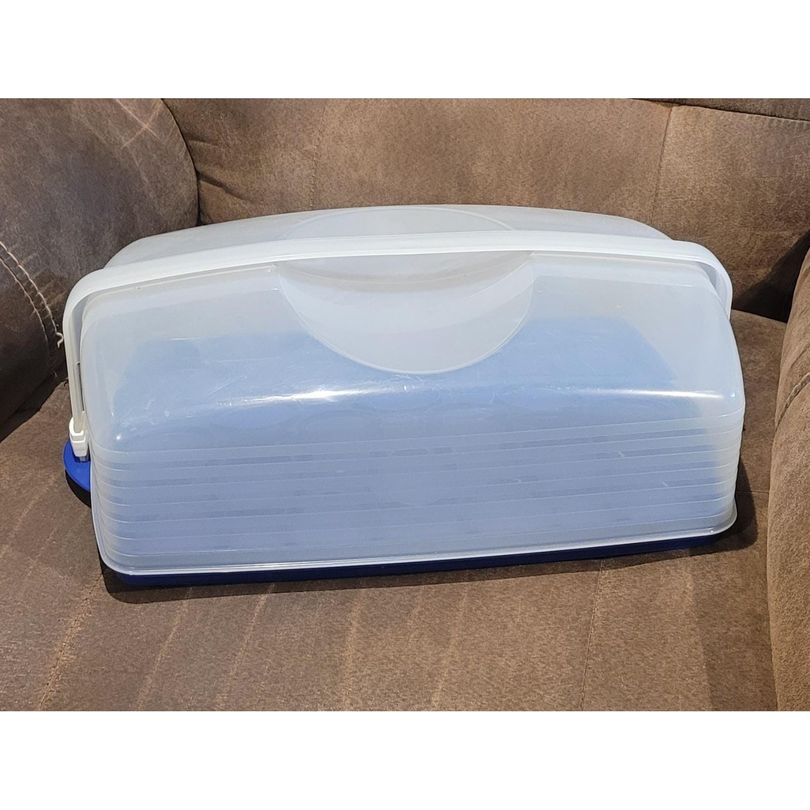 Tupperware cake container with handle