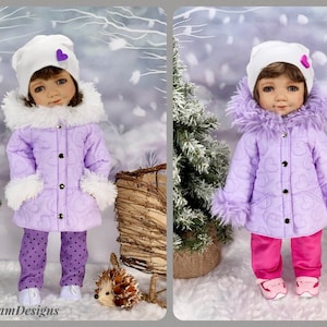 Puede incluir: Dos muñecas con chaquetas acolchadas de color morado con ribetes de piel blanca, gorros blancos con corazones morados y pantalones morados y rosas. Las muñecas están de pie en un escenario nevado con un pequeño erizo.
