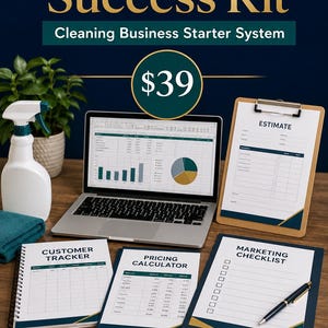 Può includere: Un kit di avvio per imprese di pulizia CleanBiz Success Kit con un computer portatile che mostra un foglio di calcolo e un grafico, una cartellina con preventivo, tracker clienti, calcolatore prezzi, lista marketing e uno spruzzino.