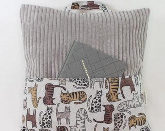 Lesekissen Tragekissen Kissen mit Tasche aus Cordstoff beige Motiv Katzen für Buch, E-Reader oder Tablet