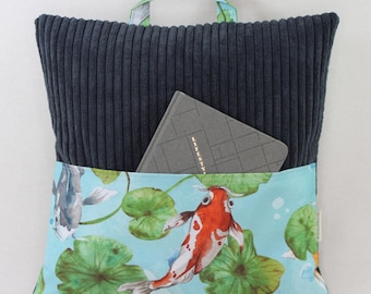 Lesekissen Tragekissen Kissen mit Tasche aus Cordstoff dunkelgrau und Motiv Fische Koifische für Buch, E-Reader oder Tablet Geschenkidee