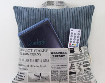 Lesekissen Tragekissen Kissen mit Tasche aus Cordstoff grau Motiv Zeitung für Buch, E-Reader oder Tablet Geschenkidee Mann Buchkissen