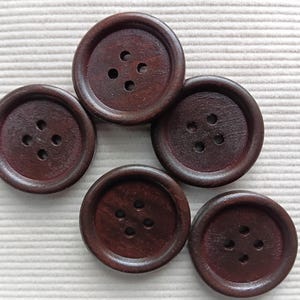 10 cm mörkbruna träknappar, set om 5