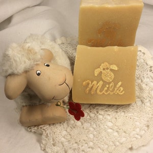 Sheep's milk soap (handmade vegetable oil soap) without allergens, a wonderfully nourishing soap. With 8% excess fat for dry skin.