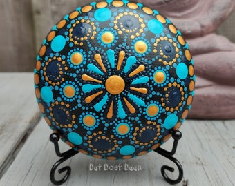 Pierre de mandala faite à la main avec art par points - pierre de méditation - don spirituel - bleu - or - métallique - points