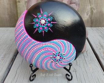 Pierre de mandala faite à la main - don spirituel - yin yang - noir - rose - turquoise - bleu - argent