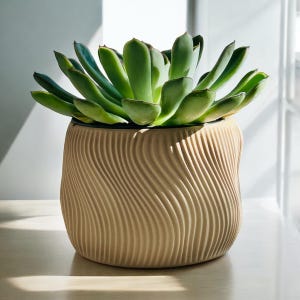 Può includere: Un set di tre tazze in ceramica con finitura opaca e macchiettata. Le tazze sono nei toni del crema, grigio chiaro e grigio scuro. Ogni tazza ha un design semplice e minimalista, adatta per caffè o tè.