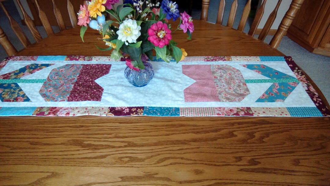 Tulip Time Table Runner - Etsy