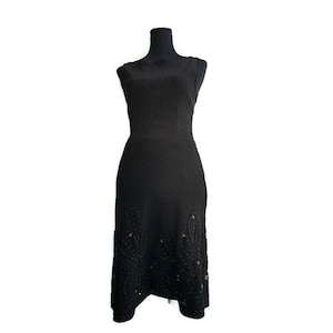 Vestido de MOSCHINO fruncido hasta la rodilla sin mangas en mezcla de seda con estampado floral adornado con piedras en color negro, escote barco, talla 6 de EE. UU., 10 del Reino Unido, talla 38 de la UE