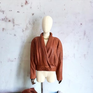 LAKELAND Blouson en cuir marron des années 80 aux épaules dénudées. Taille M.