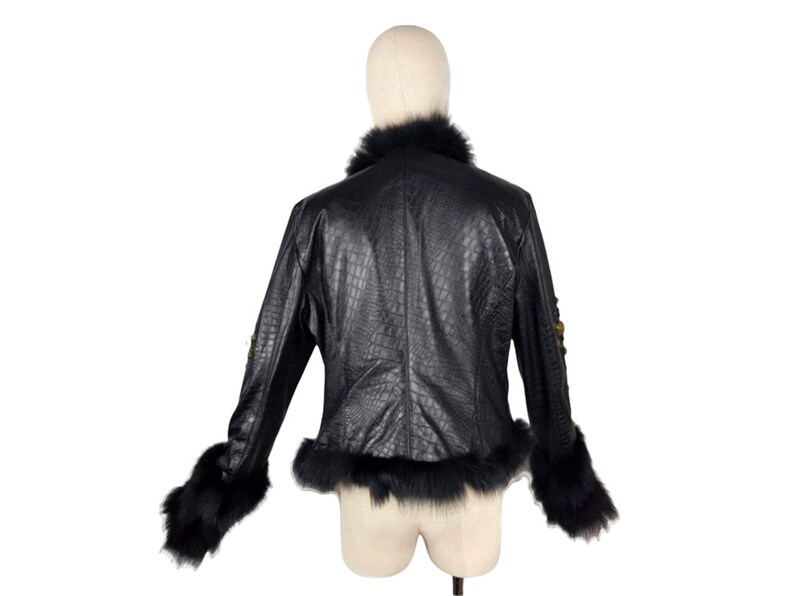 K&ouml;nnte beinhalten: Schwarze Kunstlederjacke mit Pelzkragen und -&auml;rmelaufschl&auml;gen. Die Jacke hat ein Kroko-Pr&auml;gemuster.