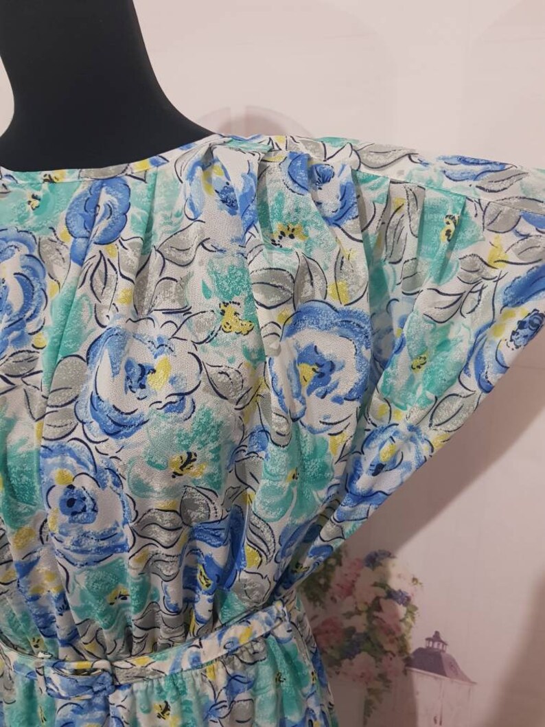 Day dress Sun dress. Ladies 50/'s floral design novelty print baby blue blue roses ruffle matching belt dropped sleeve dress