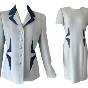 Conjunto vintage ESCADA Margaretha Ley de duas peças – Azul-bebê com estrela azul-marinho – Conjunto de blazer e vestido – Look poderoso dos anos 80. Tamanho pequeno.