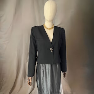 UMBERTO GINOCCHIETTI vintage 80&#39;s emphasized shoulders cropped black blazer, v-neck blazer jacket. M. Italian designer blazer jacket!