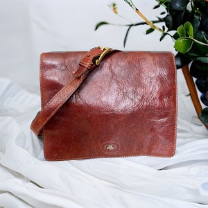 THE BRIDGE vintage medium sized cognac leather shoulder bag.