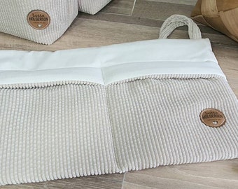 Waffelpique - praktische Betttasche - WANDUTENSILO - Organizer für Wickeltisch, Babybett -  Cord Creme Beige