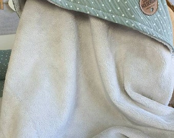 KAPUZENHANDTUCH - BADEPONCHO - Baby - Handtuch - mit Namen - MUSSELIN Tupfen dustymint und flauschiger Bamboo Frottee beige