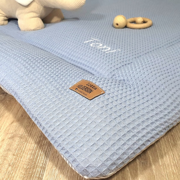 Waffelpique Krabbeldecke Laufstalleinlage Babydecke Spieldecke personalisierbar mit Namen DUSTY BLUE