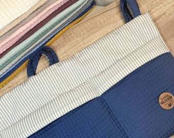 Waffelpique - praktische Betttasche - WANDUTENSILO - Organizer für Wickeltisch, Babybett, Laufstall  DARKJEANS Streifen hellgra