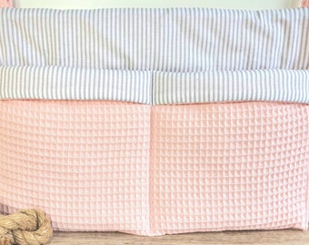 Waffelpique - praktische Betttasche - WANDUTENSILO - Organizer für Wickeltisch, Babybett, Laufstall  PUDERROSA Streifen hellgra