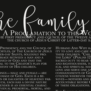 K&ouml;nnte beinhalten: Ein schwarz-wei&szlig;es Textdokument mit dem Titel "The Family" und einer Proklamation an die Welt von der Ersten Pr&auml;sidentschaft und dem Rat der Zw&ouml;lf Apostel der Kirche Jesu Christi der Heiligen der Letzten Tage. Der Text behandelt die Bedeutung von Familie und Ehe im Plan Gottes.