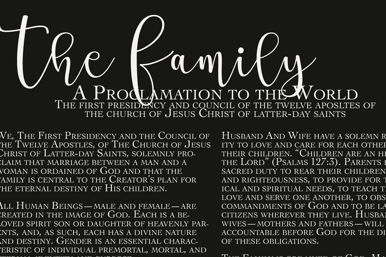 K&ouml;nnte beinhalten: Ein schwarz-wei&szlig;es Textdokument mit dem Titel "The Family" und einer Proklamation an die Welt von der Ersten Pr&auml;sidentschaft und dem Rat der Zw&ouml;lf Apostel der Kirche Jesu Christi der Heiligen der Letzten Tage. Der Text behandelt die Bedeutung von Familie und Ehe im Plan Gottes.