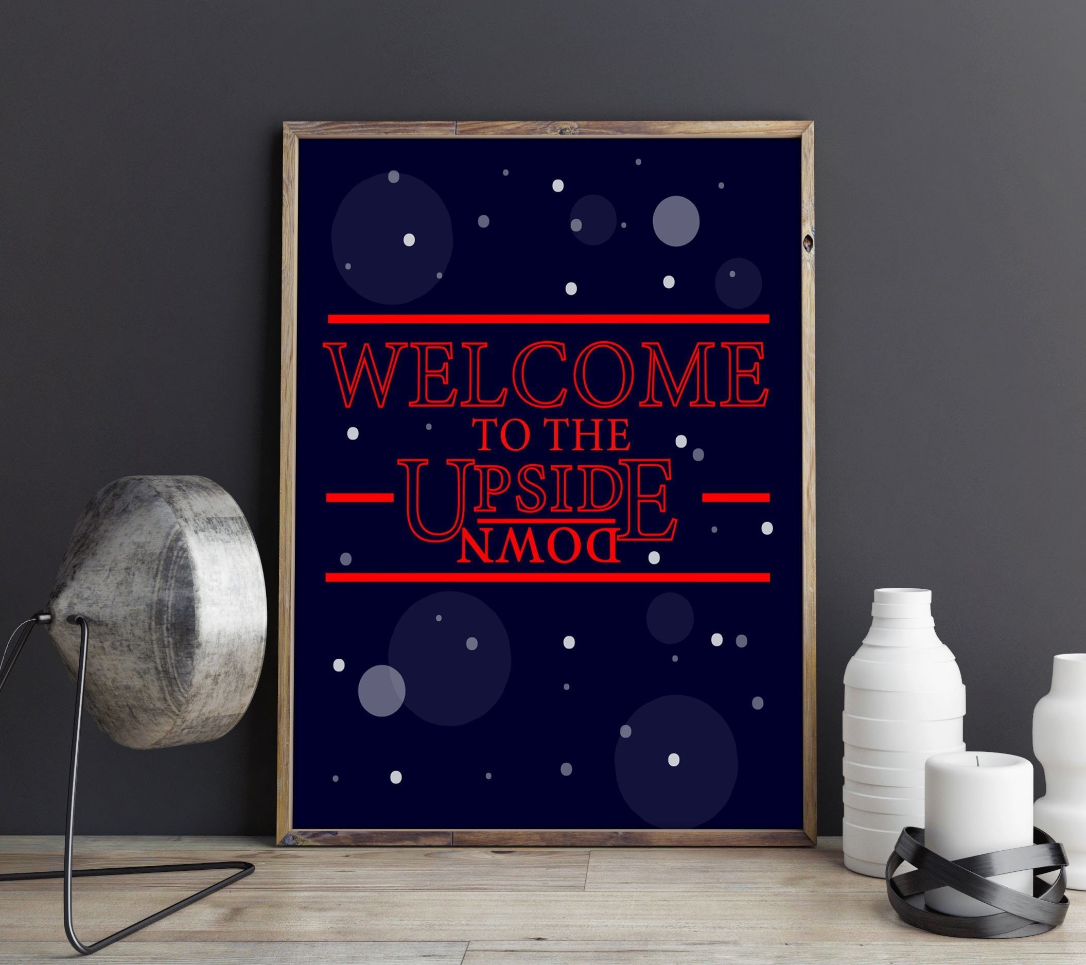 Poster Stranger Things 'The Upside Down' 61x91,5 Cm + 1 Poster Surprise Gratuit - Qualité Supérieure, Emballage Solide