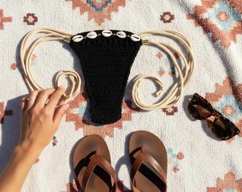 Boho Schwarz häkeln Perlen Bikinihöschen | Kauri Muschel Tanga Seitlicher Badeanzug | Handgefertigte Bademode für Damen | Festival-Strandbekleidung