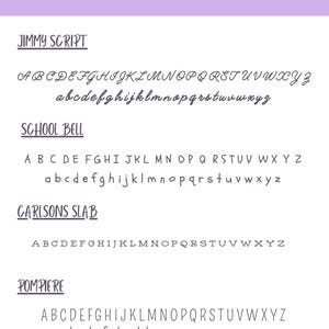 Op de afbeelding: Een witte achtergrond met de tekst "Choose Your Font" in een paarse banner. De afbeelding toont vier verschillende lettertypen: Jimmy Script, School Bell, Carlsons Slab en Pompiere, elk met het alfabet in hoofdletters en kleine letters.