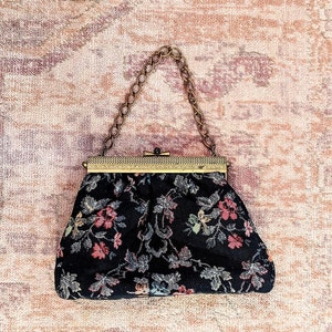 Bolso vintage con tapiz floral negro, cadena dorada e interior de satén rojo, bolso vintage estilo barroco, estilo boho chic, bolso vintage con tapiz y herrajes dorados