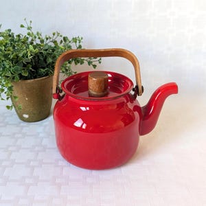 Vintage Red Enamel Teapot with Wood Handle, Mid Century Enamelware Tea Kettle, Retro Red Kitchen Decor, Bentwood Knob Tea Pot
