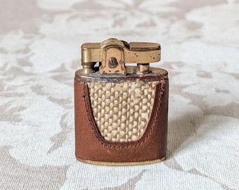 buxton cigarette case vintage leather and matching lighter bottom tapers to 2.5 inches wide Snap closure main compartment with 1 zip exterior pocket and 1 slip exterior pocket Interior has nylon lining This is a great way to keep your cigarettes and lighter together at all times Vintage BUXTON Cigarette Lighter Cigarette