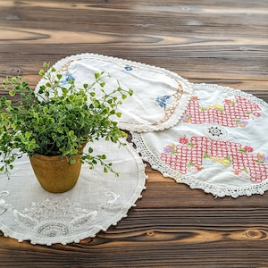 3 Vintage Embroidered Doilies Floral Doilies with Lace Trim Vintage Dresser Scarf Cotton Doilies Vintage Linens Shabby Chic Tableware