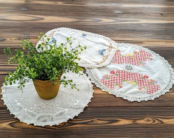 Set of 3 Vintage Embroidered Doilies with Lace Trim, Vintage Dresser Scarf, Cotton Doilies Vintage Linens Shabby Chic Tableware, Cottagecore