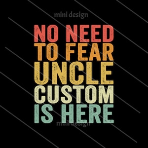 Puede incluir: Un diseño gráfico de estilo vintage con el texto "No need to fear Uncle Custom is here". El texto está en una fuente desgastada con un esquema de color descolorido.
