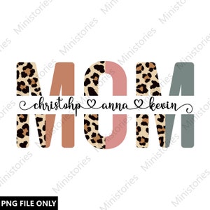 Op de afbeelding: Een bruin, roze en grijs "MOM" ontwerp met een luipaardprint. De namen "christoph", "anna" en "kevin" zijn in cursief geschreven met hartjes tussen de namen.