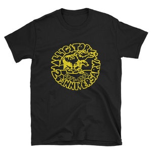 Op de afbeelding: Zwart T-shirt met een gele afbeelding van een alligator met de tekst "Alligator  20th Anniversary 1971-1991"